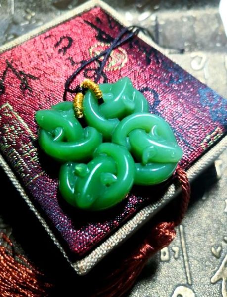 生肖蛇戴哪个属相玉佩（生肖蛇戴哪个属相玉佩最招财）