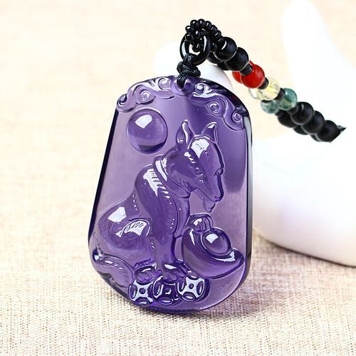 生肖属相水晶挂坠（女生属狗戴什么水晶挂坠最旺感情）