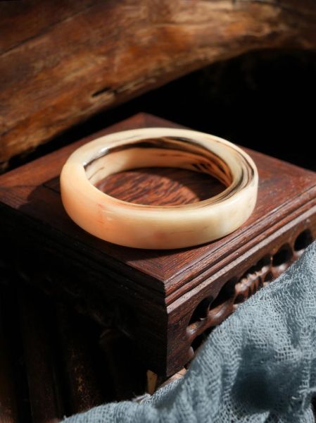 属相手镯生肖羊（生肖羊手镯女款戴哪只手最好看？）