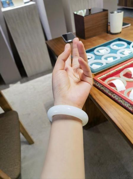 属相手镯生肖羊（生肖羊手镯女款戴哪只手最好看？）