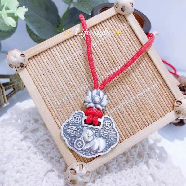 银属相吊坠 生肖（银属相吊坠买哪只生肖最招财）