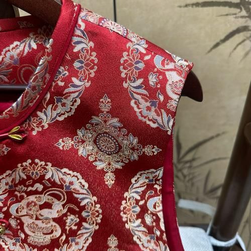 生肖属相宋锦马甲（宋锦马甲适合什么生肖穿）