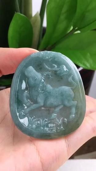生肖牛属相玉石图片（生肖牛翡翠挂件怎么挑？小白一篇看懂！）
