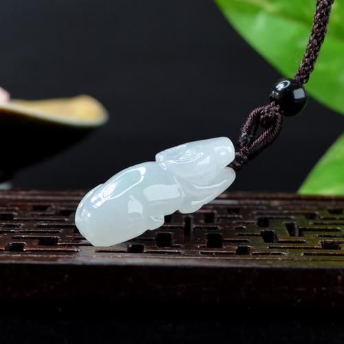 生肖牛属相玉石图片（生肖牛翡翠挂件怎么挑？小白一篇看懂！）