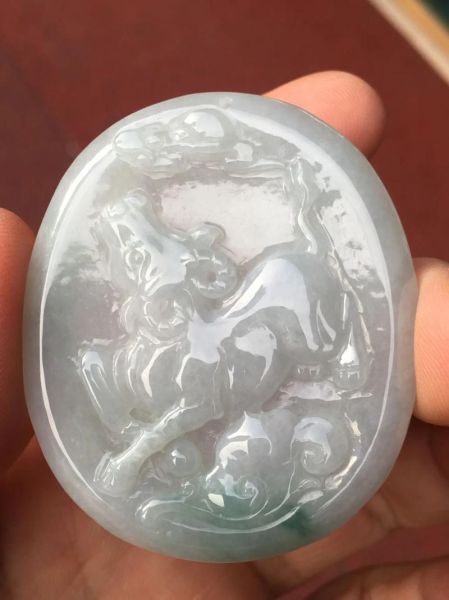 翡翠加工生肖属相收费（翡翠生肖吊坠加工收费多少钱）