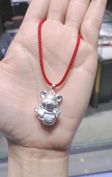 生肖属相吊坠银子（生肖属相银吊坠怎么挑最合适）