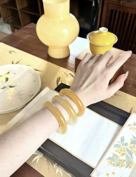 生肖属相适宜佩戴玉手镯（属龙的女人戴玉手镯好吗）