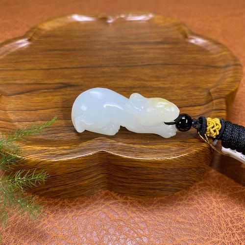 白玉生肖属相挂饰（白玉生肖挂饰挑哪颗最招财）