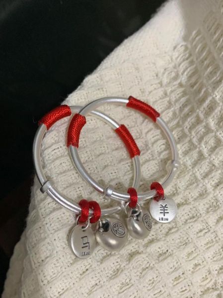 生肖属相手镯怎么戴好(生肖手镯左右手怎么戴最招财)