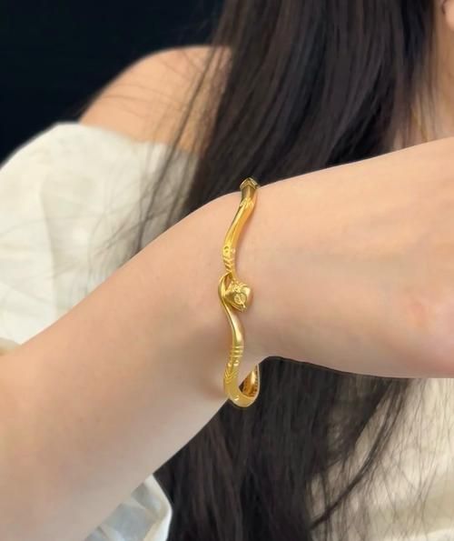 生肖属相手镯怎么戴好（生肖手镯左右手怎么戴最招财）