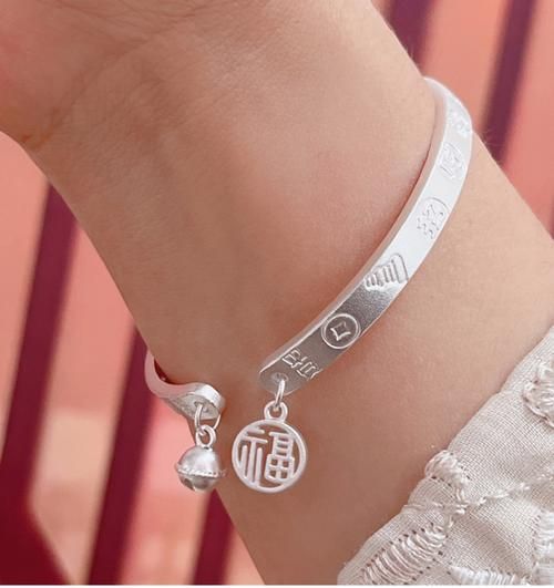 生肖属相纯银手镯(2024本命年女兔纯银手镯选购全攻略)