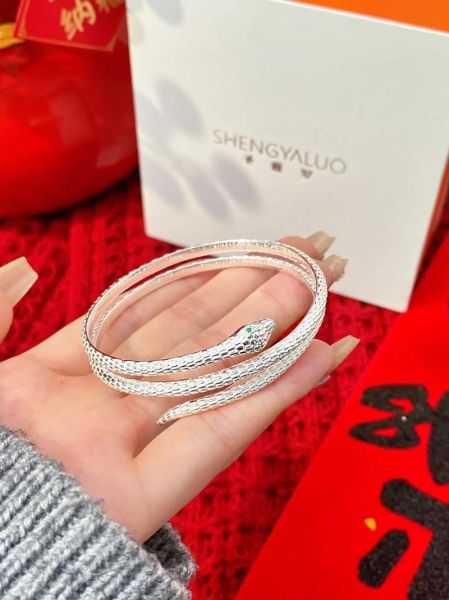 生肖属相纯银手镯(2024本命年女兔纯银手镯选购全攻略)