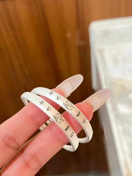 生肖属相纯银手镯（2024本命年女兔纯银手镯选购全攻略）