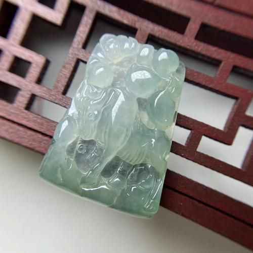 翡翠生肖属相吊坠（翡翠生肖属相吊坠怎么选合适？）