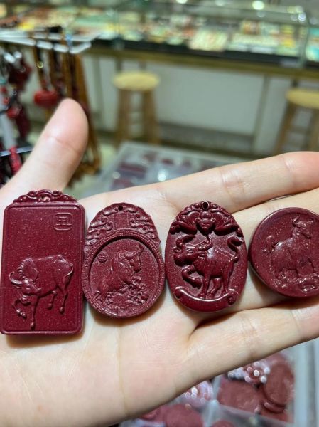 辰砂属相吊坠 生肖（辰砂属相吊坠怎么选生肖款式）