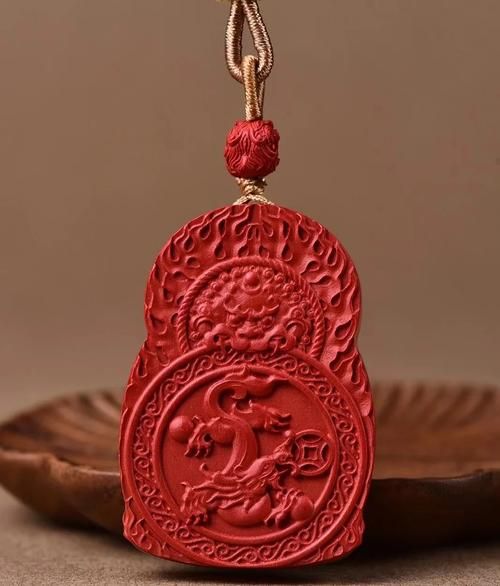 辰砂属相吊坠 生肖（辰砂属相吊坠怎么选生肖款式）