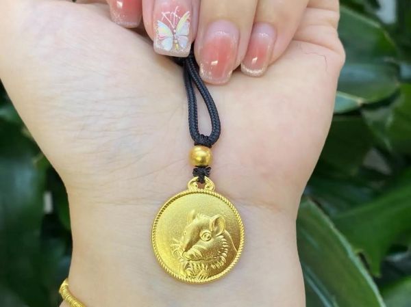 属相鼠要戴什么生肖（属鼠戴什么生肖配饰最招财）