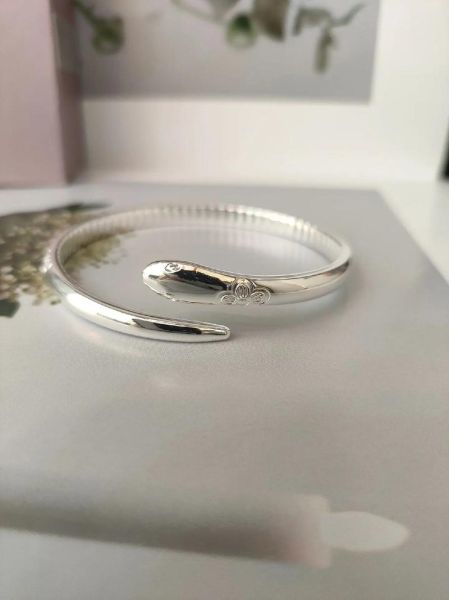 生肖属相纯银手镯老凤祥（老凤祥生肖纯银手镯怎么选？）