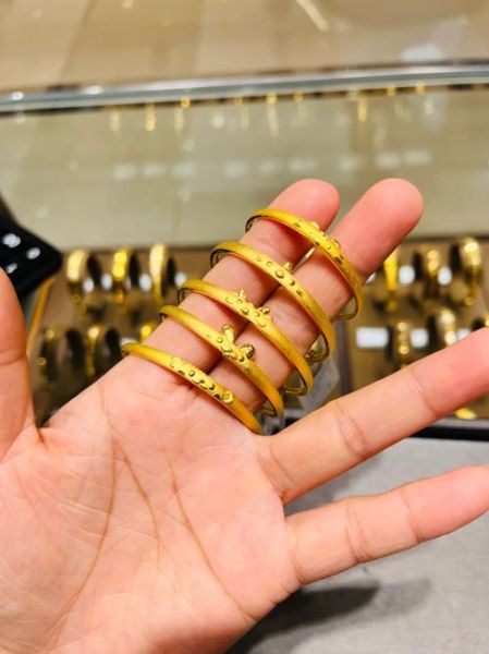 生肖属相手镯佩戴图片（生肖属相手镯佩戴图片女款）