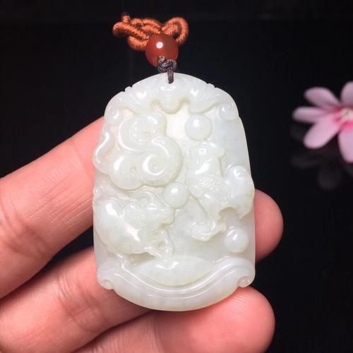 属相吊坠 生肖 玉（属相吊坠玉怎么选？新手别踩坑）