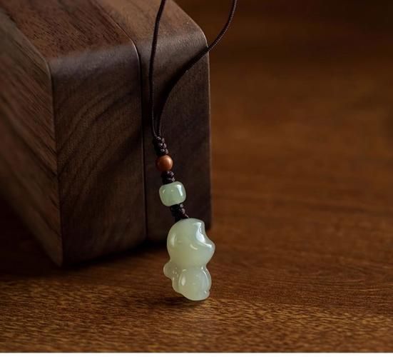 生肖猴适合带什么属相(生肖猴戴什么生肖吊坠最旺)