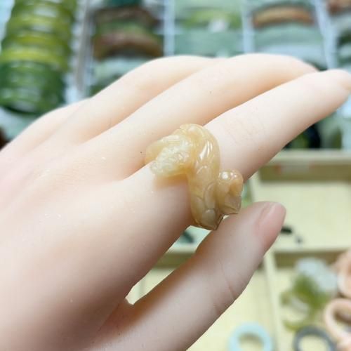 生肖属相玉石戒指（生肖属相玉石戒指女款戴哪个手指✨）