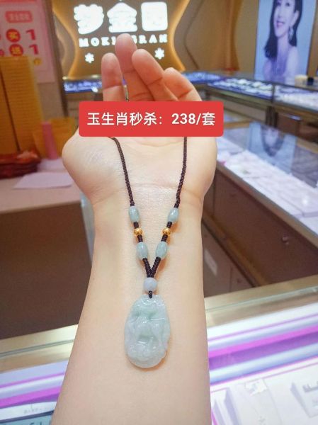 十二生肖翡翠属相（十二生肖翡翠属相吊坠怎么选💎）