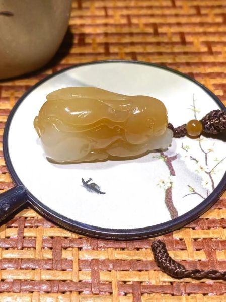 生肖兔属相吊坠寓意（生肖兔吊坠有什么寓意）