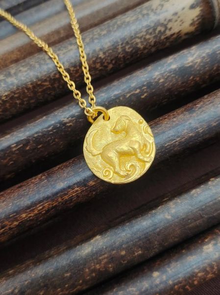 中国黄金生肖属相狗（中国黄金生肖狗吊坠怎么选）